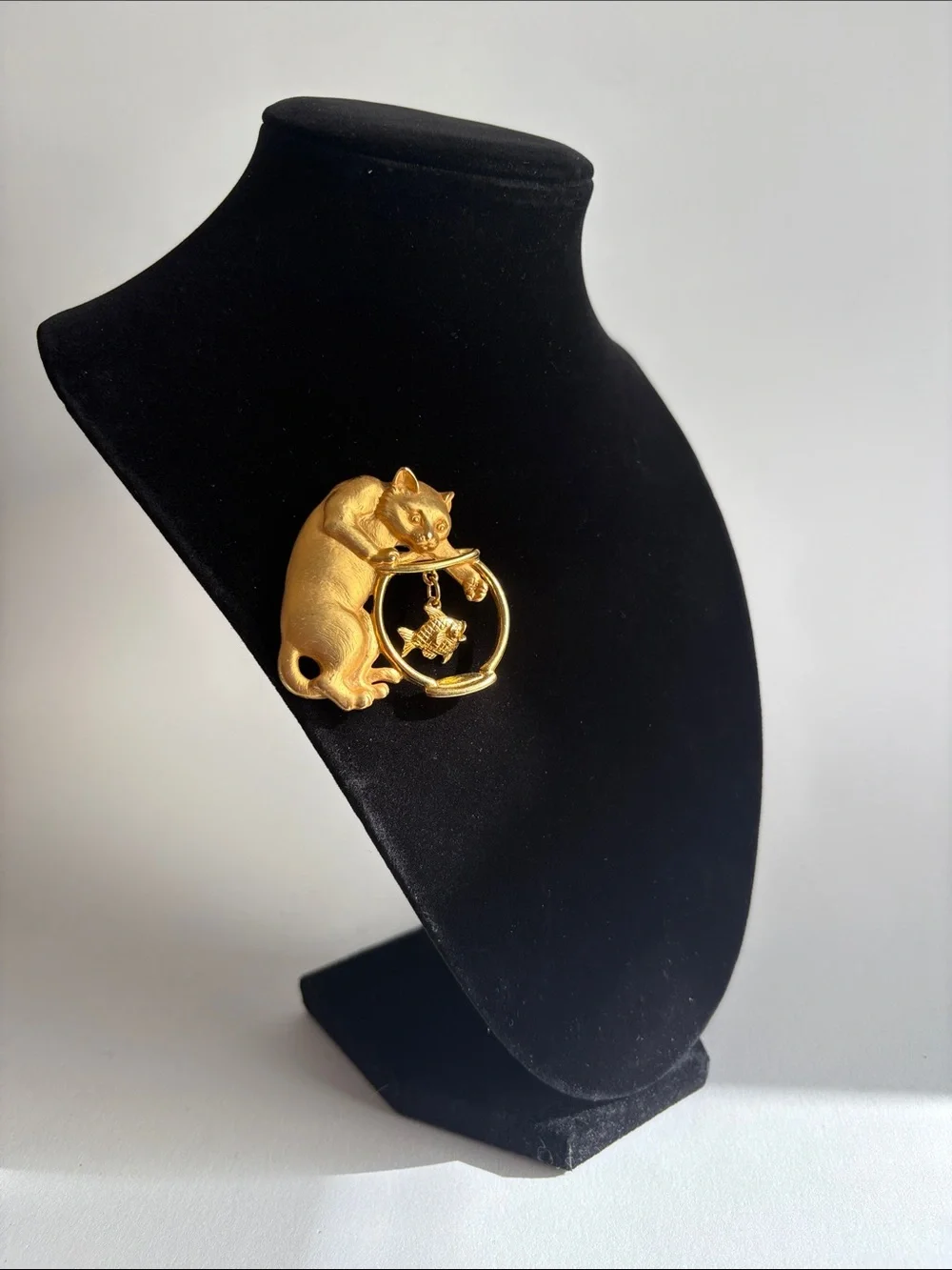 JJ Jonette Gold Cat Fishbowl Brooch Dangle Pin Vintage Jewelry